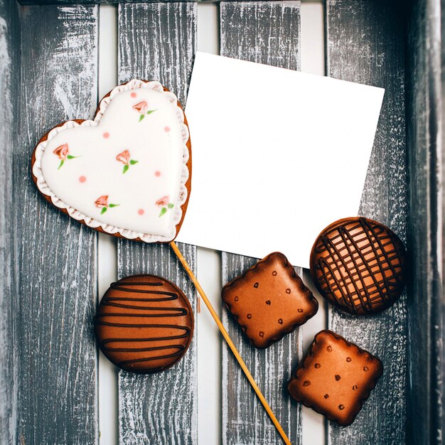 Biscotti a forma di cuore. pan di zenzero fatto a mano.