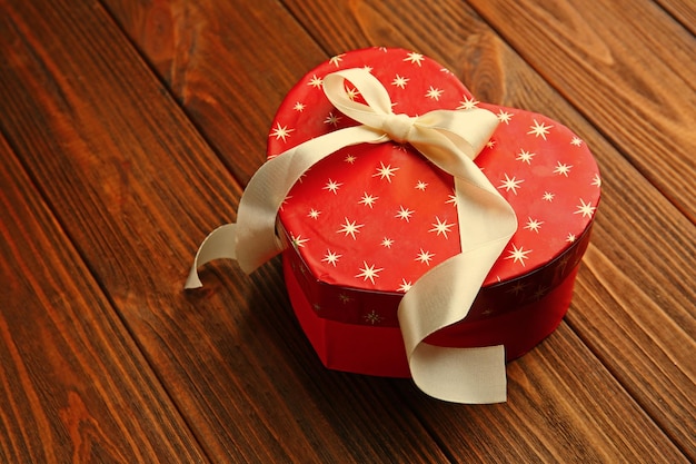 Подарочная коробка в форме сердца на деревянном столе