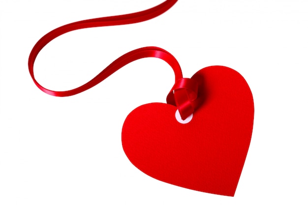 Etichetta a forma di cuore regalo con nastro rosso isolato su bianco