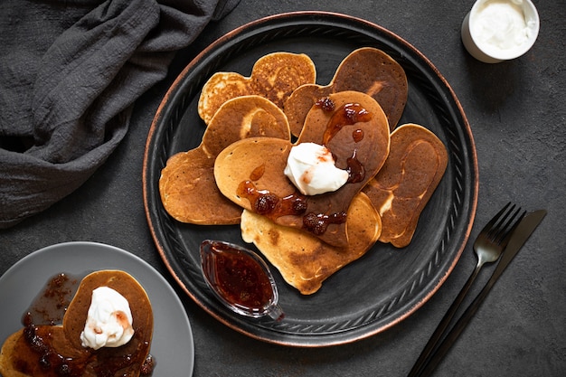 Foto frittelle a forma di cuore con deliziosa marmellata