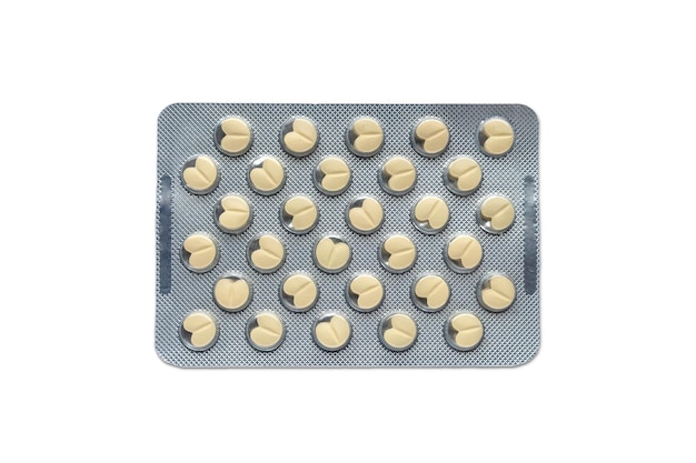 Foto pillole a forma di cuore in blister su sfondo bianco