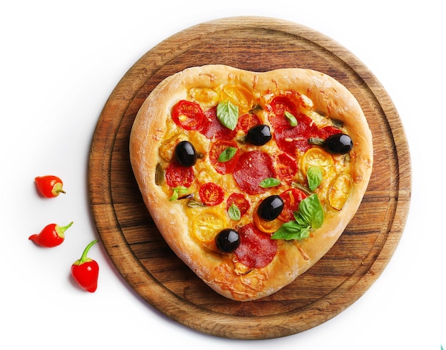 Пицца в форме сердца на разделочной доске, изолированная на белом