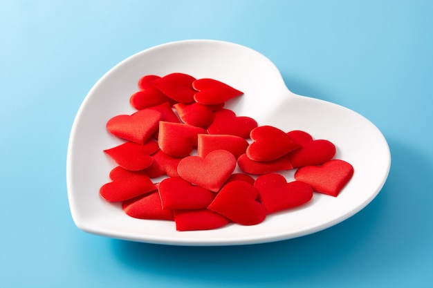 Тарелка в форме сердца с красными сердечками внутри