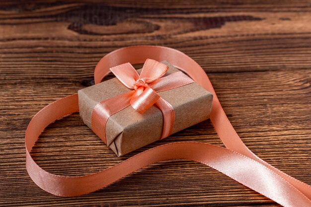 Лента в форме сердца, подарок и цветок. Подарок на день Святого Валентина