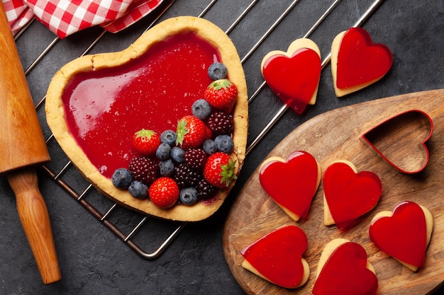 Torta dolce a forma di cuore con frutti di bosco