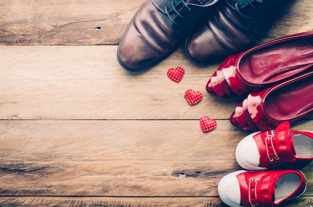 가족을위한 하트 신발. 부모가 따뜻하고 보살핌을 나타내는 가족의 사랑을 위해.