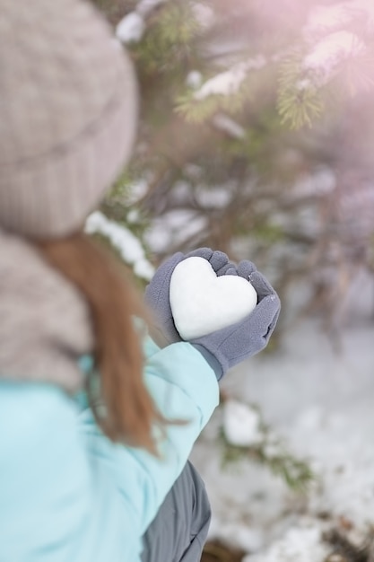 女の子の手に雪の心