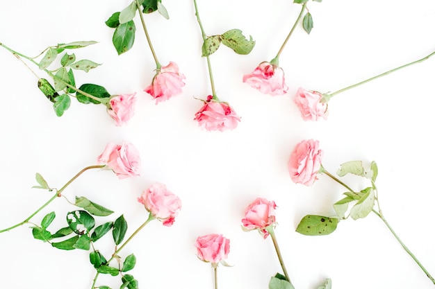 白地にピンクのバラで作られたハートのシンボル
