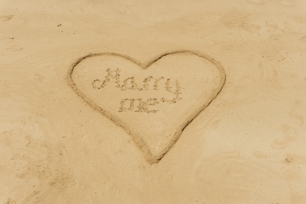 Текстура сердца, нарисованная на песке