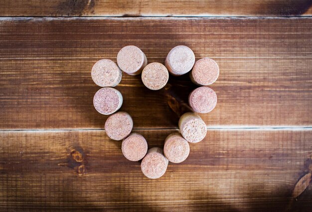 Foto cuore di tappi di vino su un tavolo di legno amo il vino