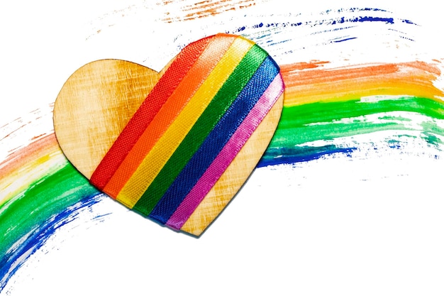 Cuore con simboli lgbt su sfondo arcobaleno concetto lgbt per il design sfondo del design della bandiera lgbt arcobaleno gay pride simbolo del movimento lgbt san valentino