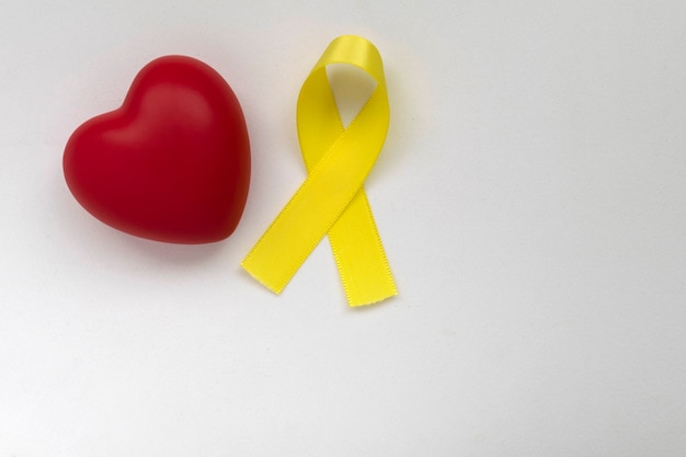 하트와 노란 리본 자살 예방 캠페인 노란색 9월 사랑과 예방의 개념