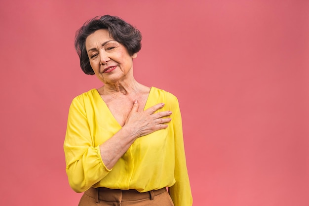 Foto heartache concept foto van bejaarde volwassen senior vrouw geïsoleerd op roze kleur achtergrond