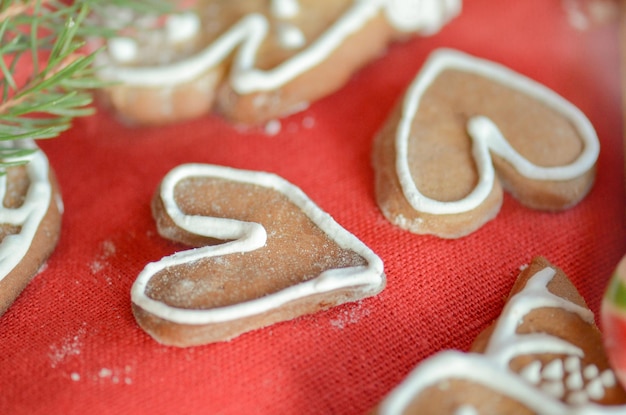 バレンタインデーやクリスマスをレトロなスタイルのジンジャーブレッドの手作りのオーナメントで焼き上げたハーツクッキー