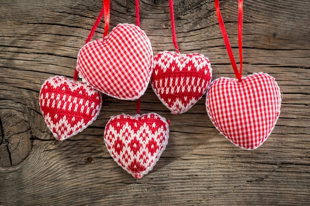 Cuori su fondo in legno concetto di san valentino