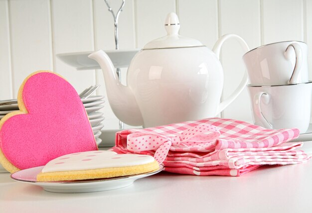 Photo heartshape valentine cookies with teapot and cups