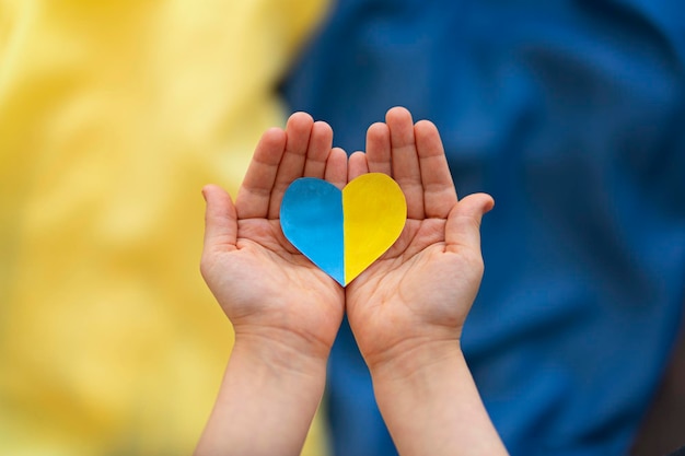 Photo a heartshaped badge depicting the state flag of ukraine as a symbol of patriotism and pride