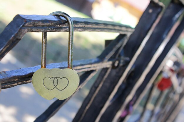 Photo the heartshaped castle symbolizes loyalty and love the tradition of hanging a castle on the bridge