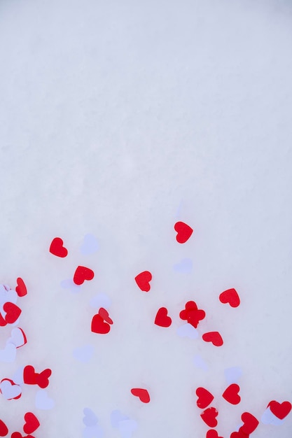 Foto coriandoli a forma di cuore sdraiati sulla neve