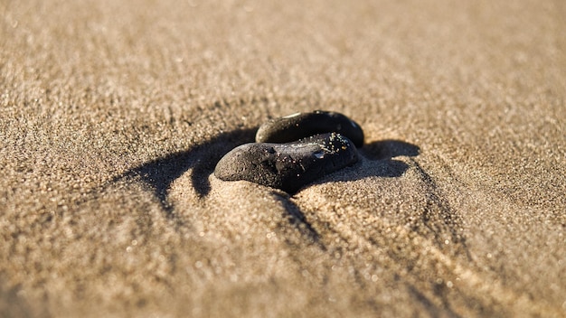 사진 발트해 해변의 모래에 하트 모양의 돌