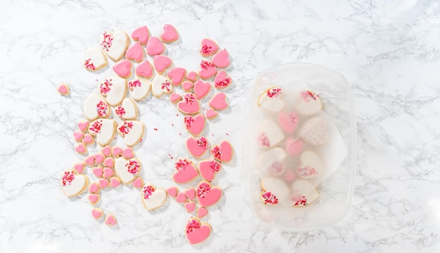 Foto biscotti di zucchero a forma di cuore con glassa reale