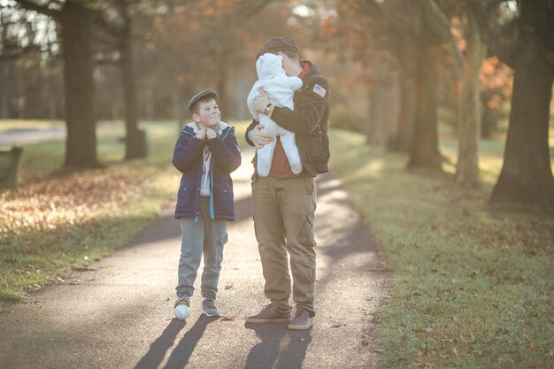 写真 暖かい日差しの下で 親父と息子を 暖かく抱きしめる