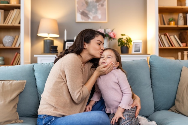 Foto in una scena commovente una giovane madre e sua figlia una bambina condividono un momento accogliente