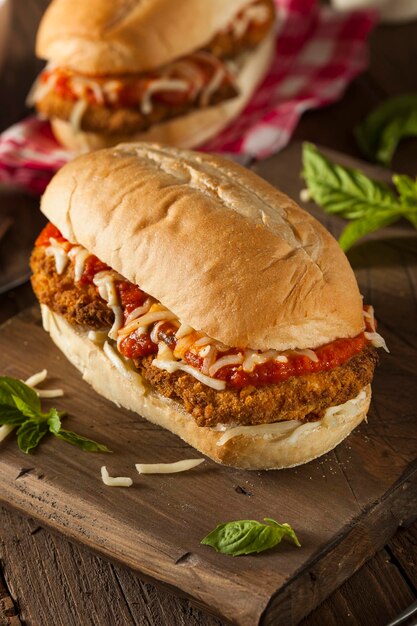 Photo hearty homemade chicken parmesan sandwich with marinara and cheese