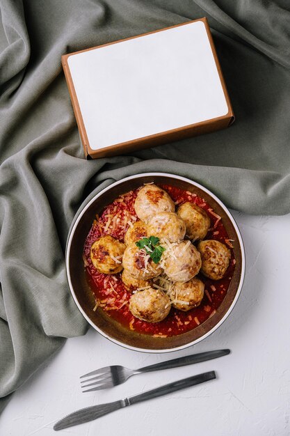 Foto pasta ricca di polpette di carne con salsa di pomodoro