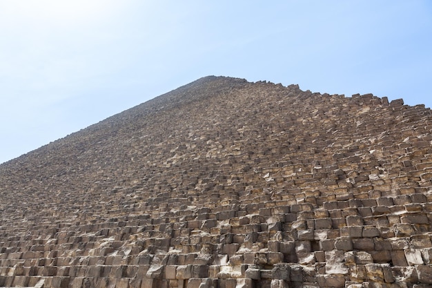 ギザカイロの大ピラミッドの熱ヘイズ