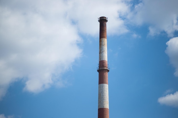 背景の青い空に熱と発電所の煙突