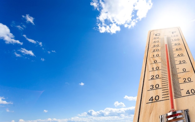 Foto il termometro termico mostra che la temperatura è calda nel cielo estate