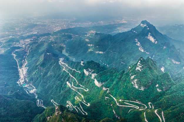 Heaven Linking Avenue van 99 bochten weg naar Heaven&#39;s Gate Zhangjiagie Tianmen Mountain China