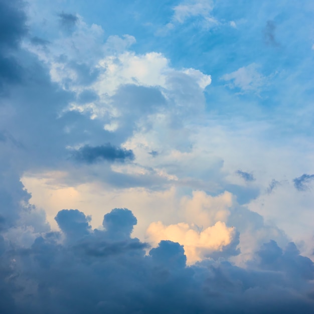 天国-雲のある夕方の空、背景として使用できます