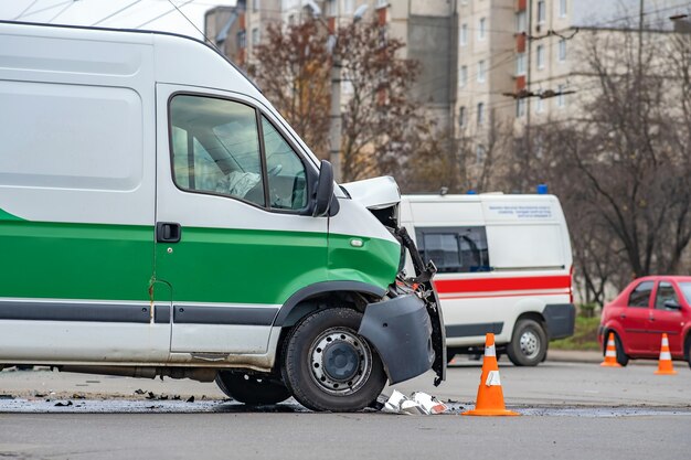 街の通りでの自動車事故の後、ひどく損傷した車。