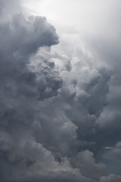 雨が降る前の重い暗い嵐の雲劇的な雲は雨が降る前に濃い灰色になります