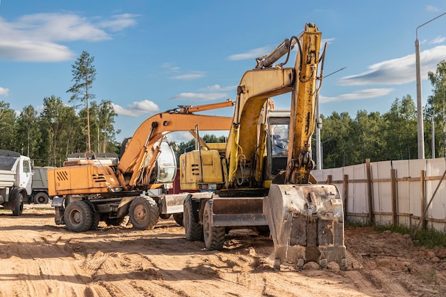 Escavatori pesanti in un cantiere edile. attrezzature da costruzione per lavori di sterro. escavatore da cava. miglioramento del territorio e movimento terra.