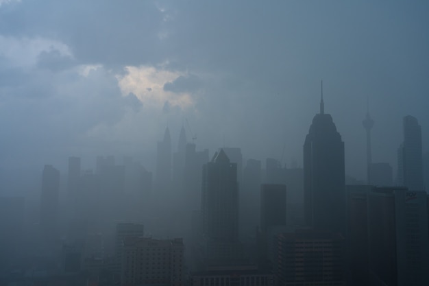 Сильный туман пейзаж центра города Куала-Лумпур