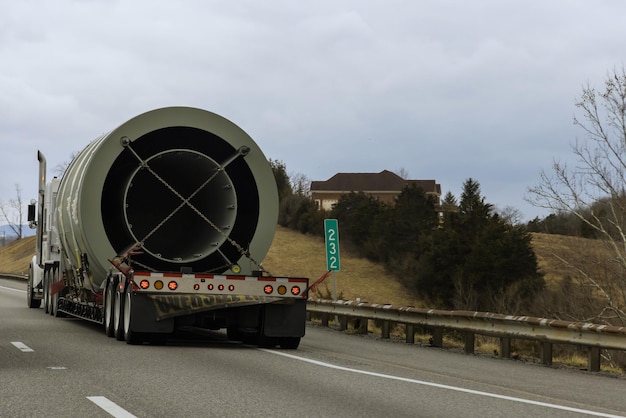 Foto semi-camion pesante di merci ingombranti su autostrada