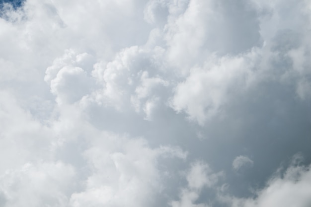 雨の前の空の重い灰色の雲