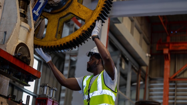 Heavy Industry Foreman Engineer ware safety jacket Daily preventive maintenance check machine in Manufacturing Factory use clipboard Have Discussion Training up Skills Maintenance Quality