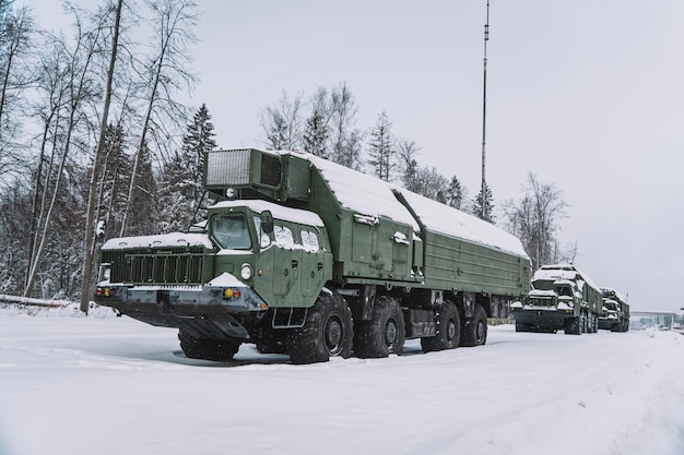 Фото Тяжелая военная техника вооруженных сил россии на фоне зимнего леса