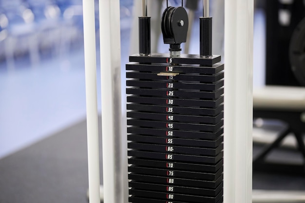 사진 피트니스 룸 스포츠 장비의 파워 머신에서 쌓인 검은색 철판
