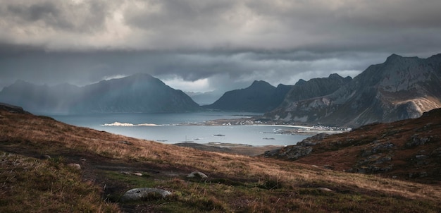 Foto forti piogge e sole sulle montagne e sul mare alle isole lofoten in autunno in norvegia