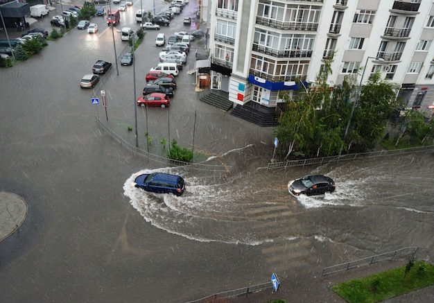 Сильные дожди вызвали наводнение на дорогах города.