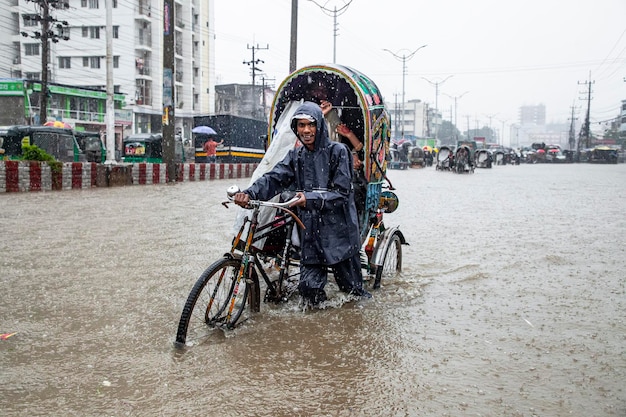 バングラデシュのチッタゴンで豪雨により洪水が発生