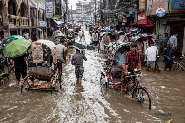 バングラデシュのチッタゴンで豪雨により洪水が発生