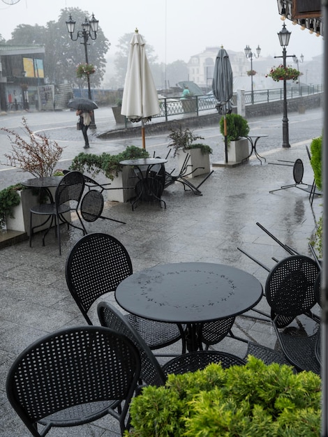 Foto forte tempesta di pioggia con forte vento in città