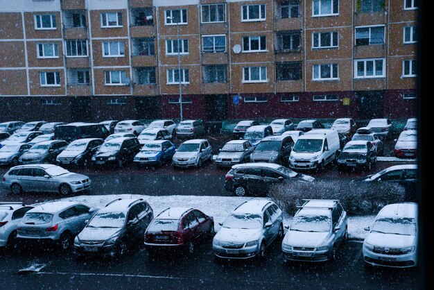 Сильный снегопад зимой Полная парковка в Липтовски Микулаш Снежные автомобили