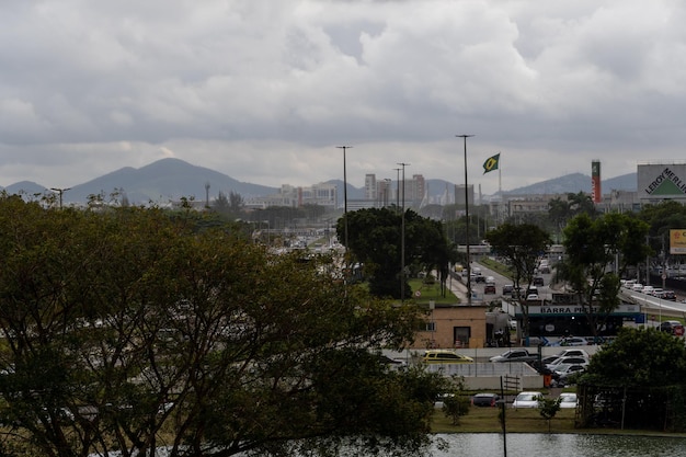 リオデジャネイロ市の西側にあるバラ ダ チジュカ地区のアベニーダ アイルトン セナの渋滞 曇りの日 リオデジャネイロ ブラジル 2022 年 8 月